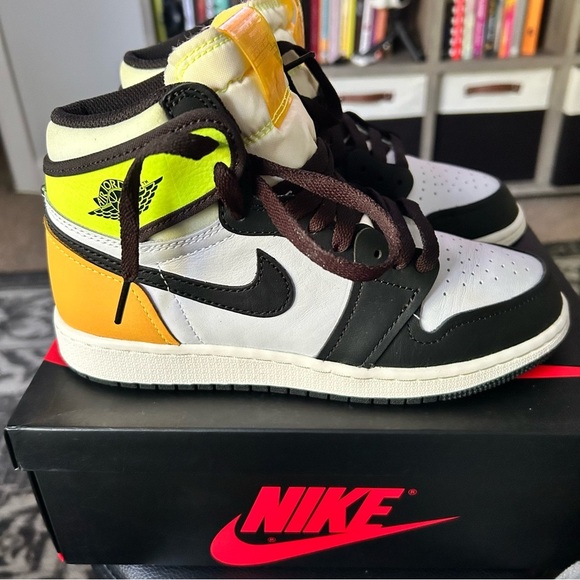 Jordan 1 Retro High OG "VOLT GOLD" | 4.5Y (GS) | blk wht gold yellow | Like New - Picture 8 of 12